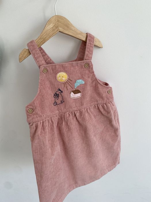 Sukienka sztruksowa 92 pudrowy róż na szelkach marks & spencer