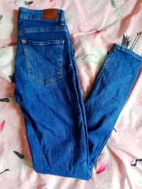 Damskie jeansy z dziurą Bershka 36