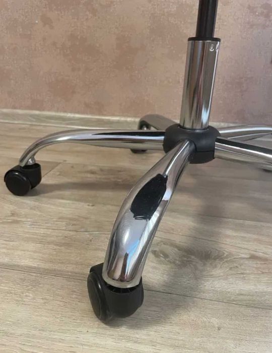 крісло офісне комп'ютерне для персоналу з вентильованою спинкою