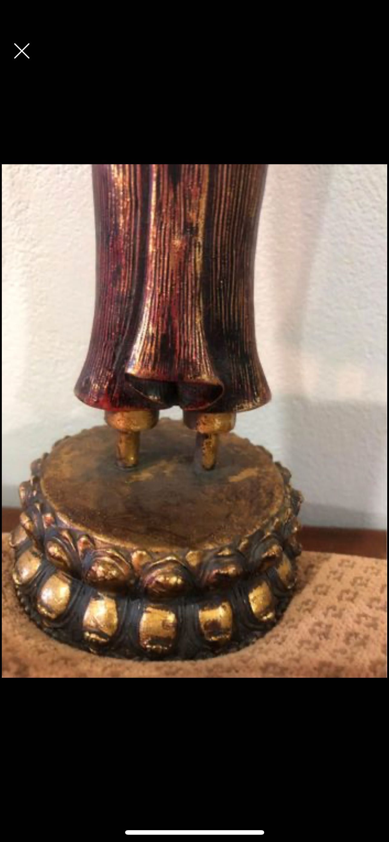 Estátua em tons dourados muito gira