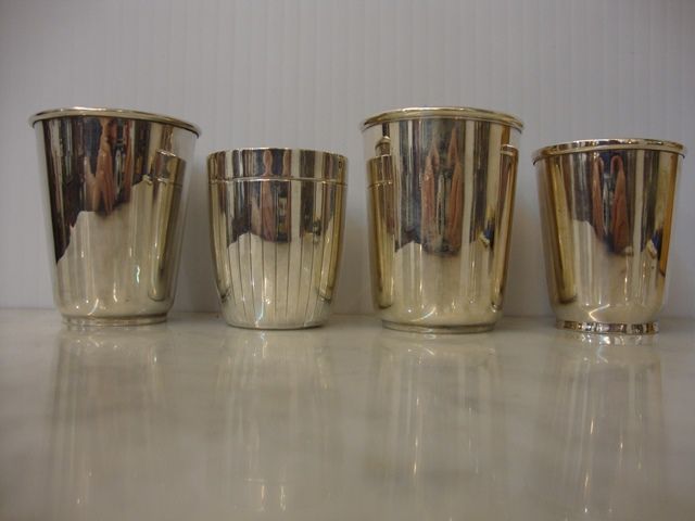 Garrafa antiga de quarto com Copo em Vidro