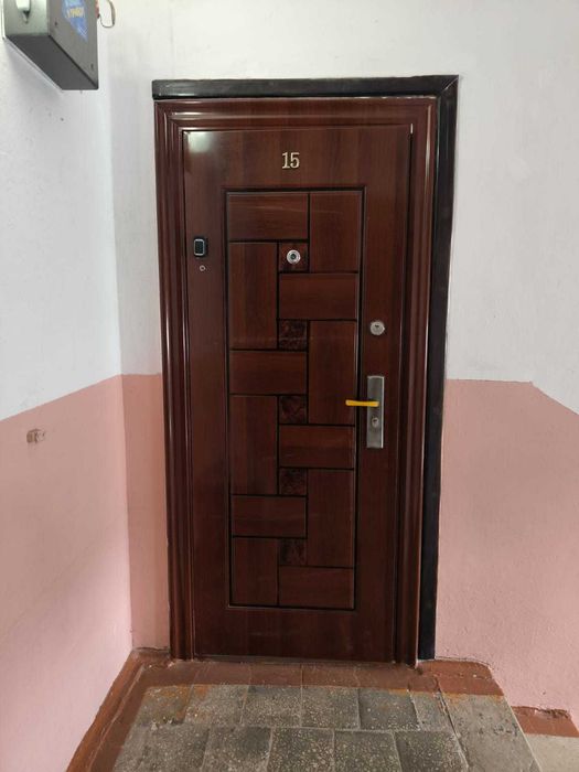 Продам броньовані двері б/в