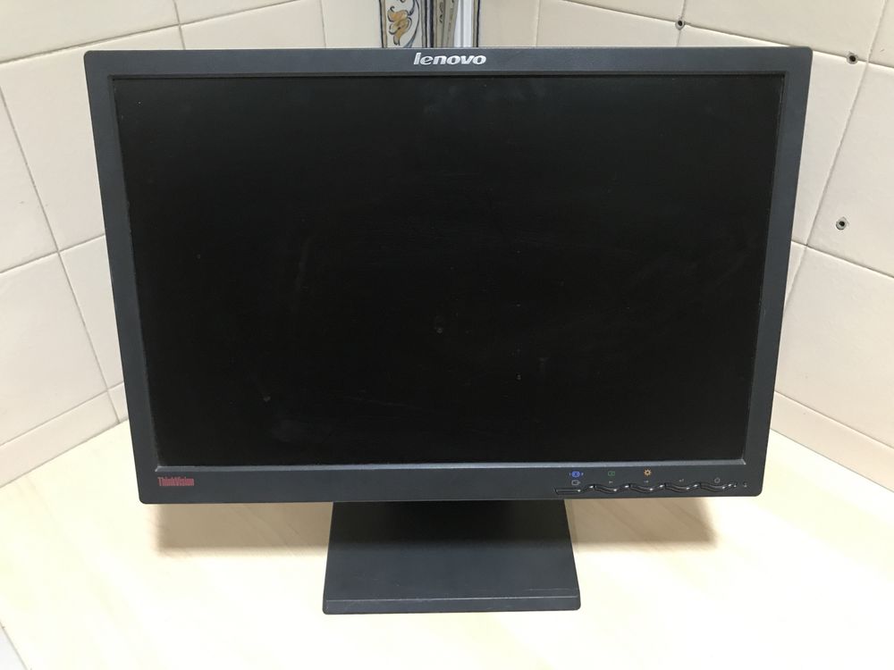 Monitor LCD Lenovo 19 polegadas - portes não incluídos