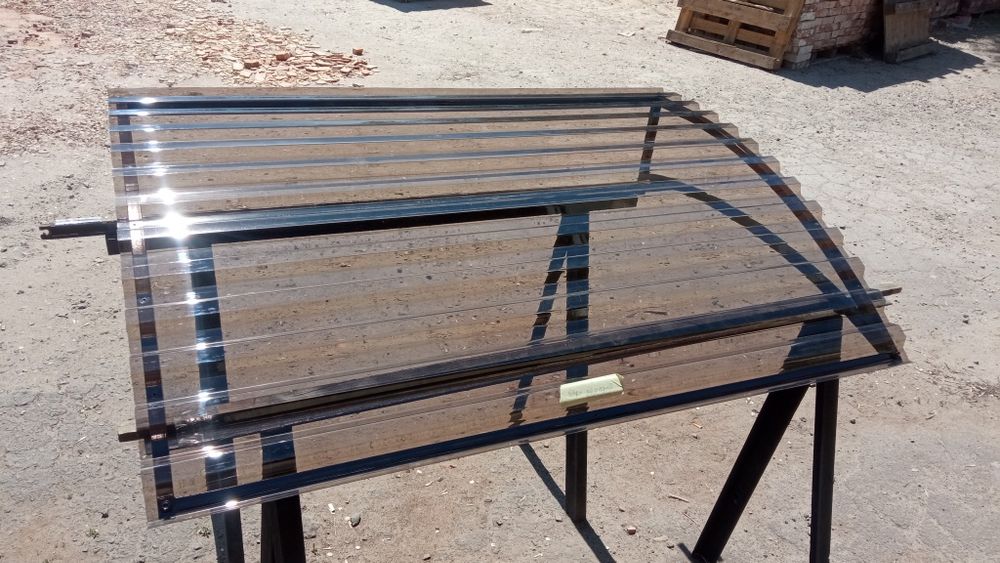 Піддашок над дверима.