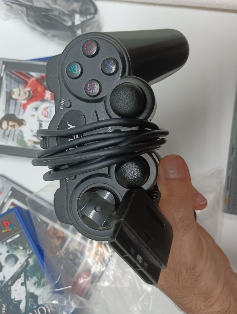 PS2 slim com cabos, 1 comando, 1 cartão de memória e 6 jogos