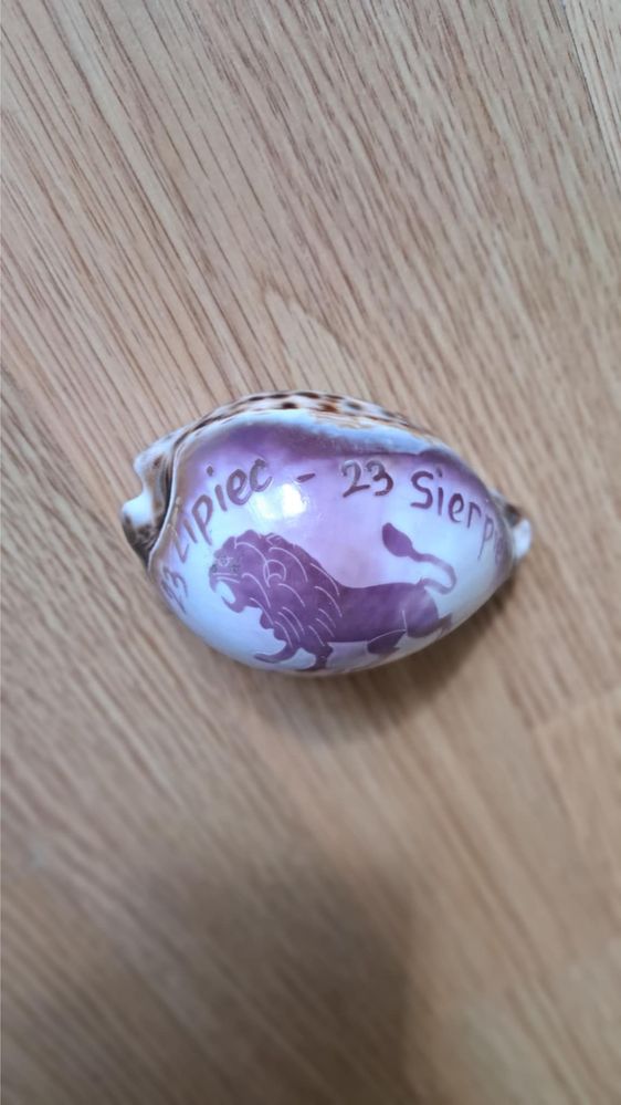 Muszla ze znakiem zodiaku Lew i datą