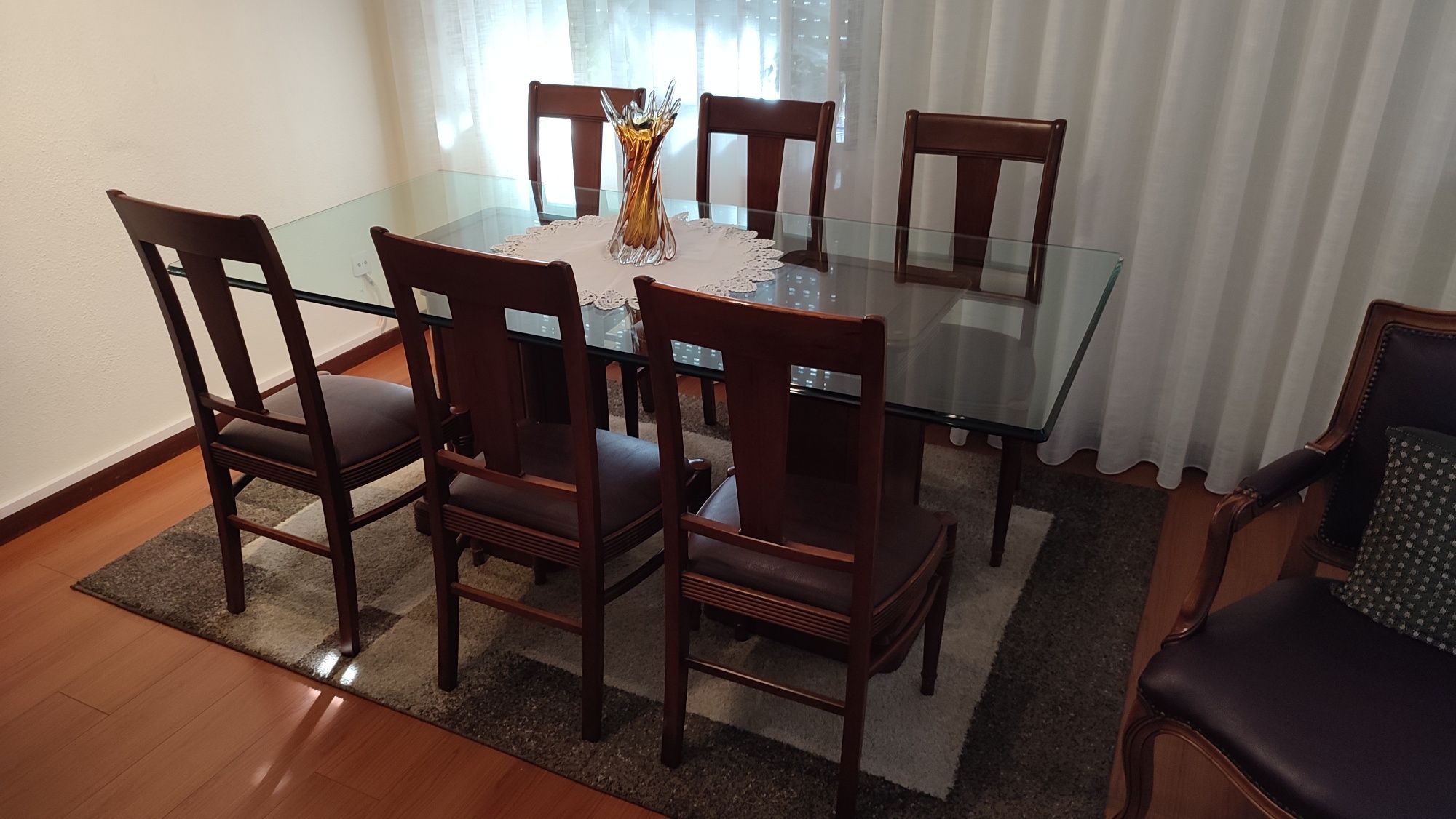 Mesa de sala com tampo de vidro