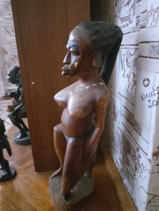 Велика африканська статуетка