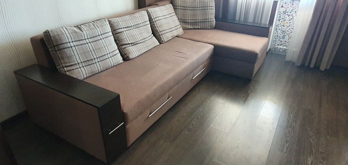 Кутовий диван з великим спальним місцем