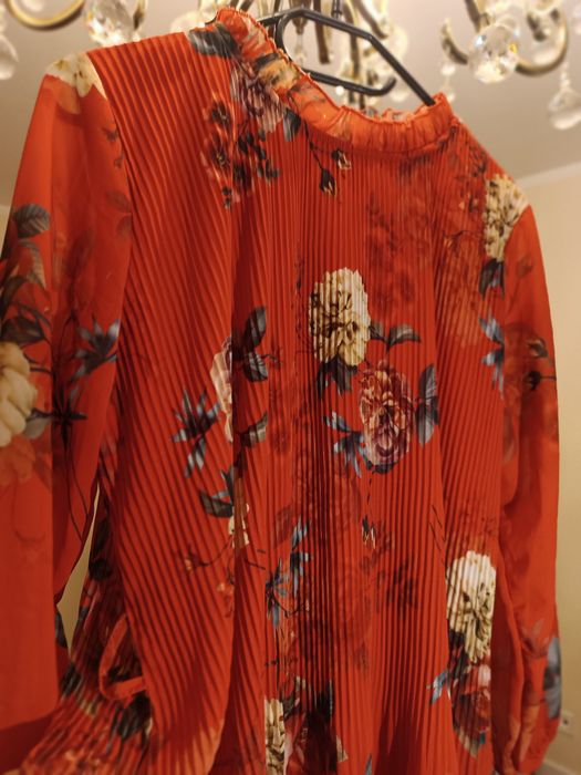 Piękna sukienka w kwiaty.