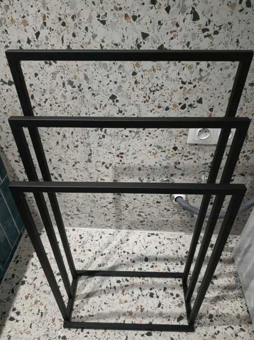 Wieszak na ręczniki wolnostojący czarny metal loft nowoczesny