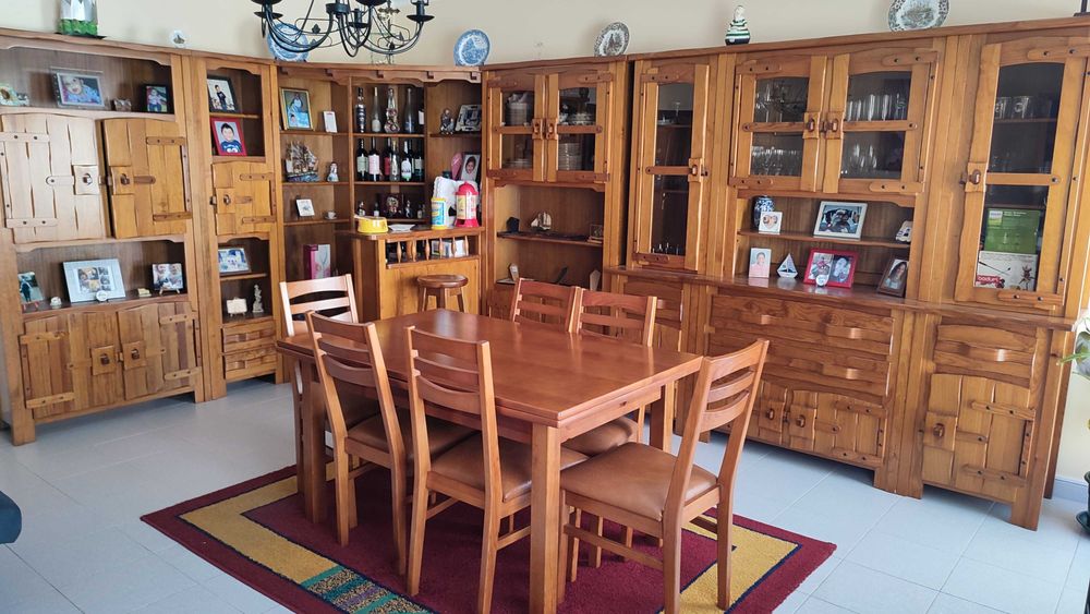 Moveis de sala, com bar e cristaleira. Madeira maciça.