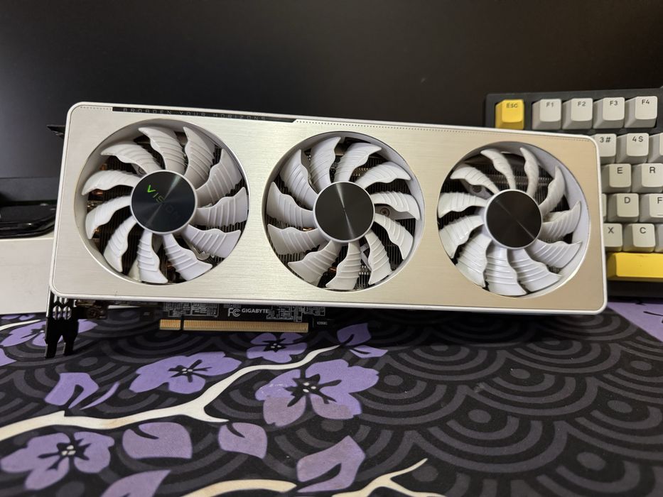 Белая видеокарта Gigabyte GeForce RTX 3070 Vision 8 гб