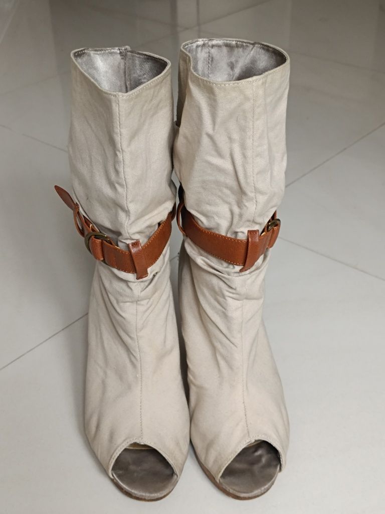 Botki bez palców peep-toe. H&M.