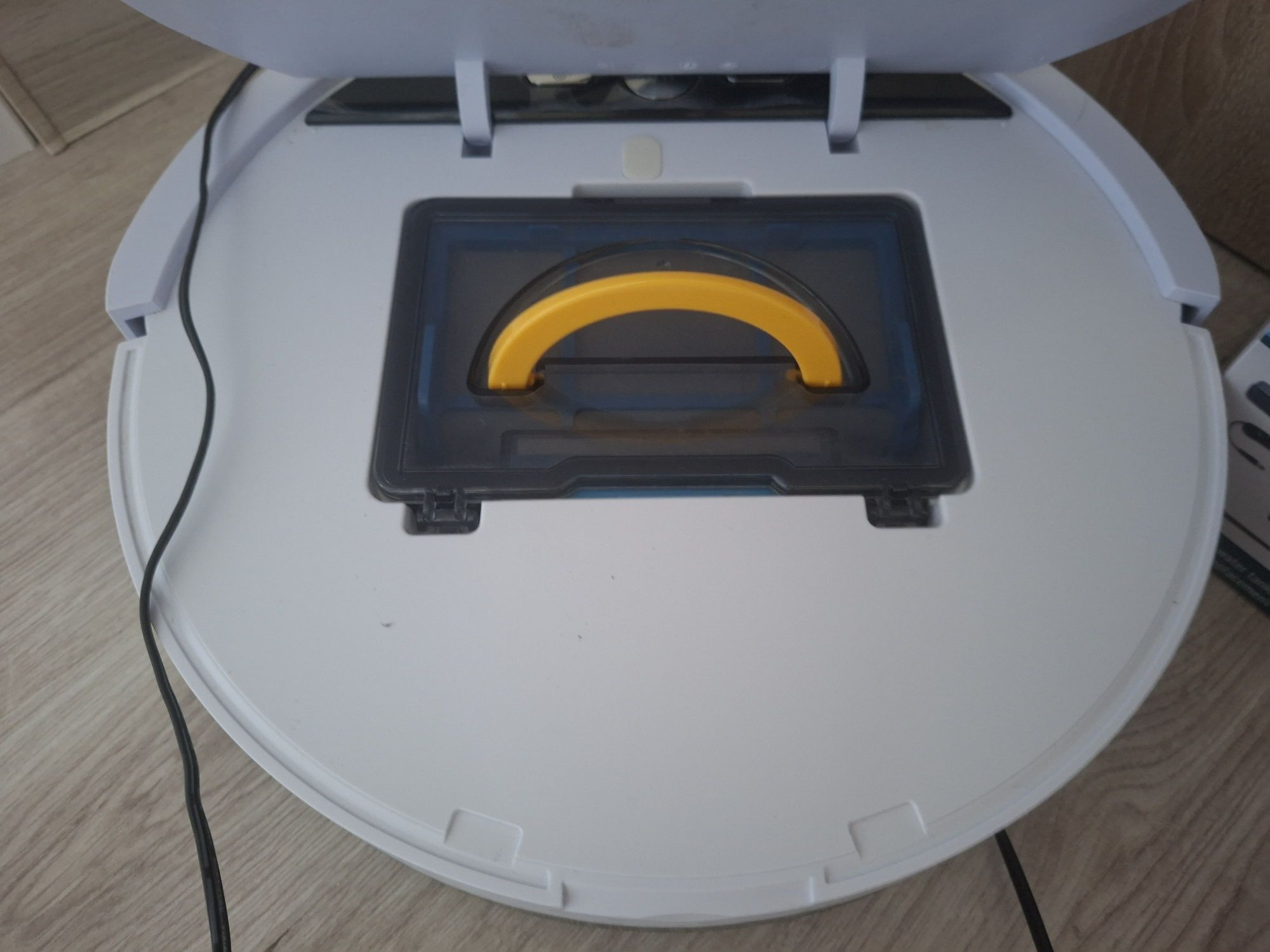 Robot sprzatajacy z funkcją mopowania SSWR A1