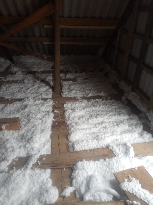 Утеплення Піноізолом Заповнення пустот стіни криші.