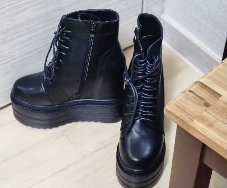 Botki na wysokim koturnie czarne