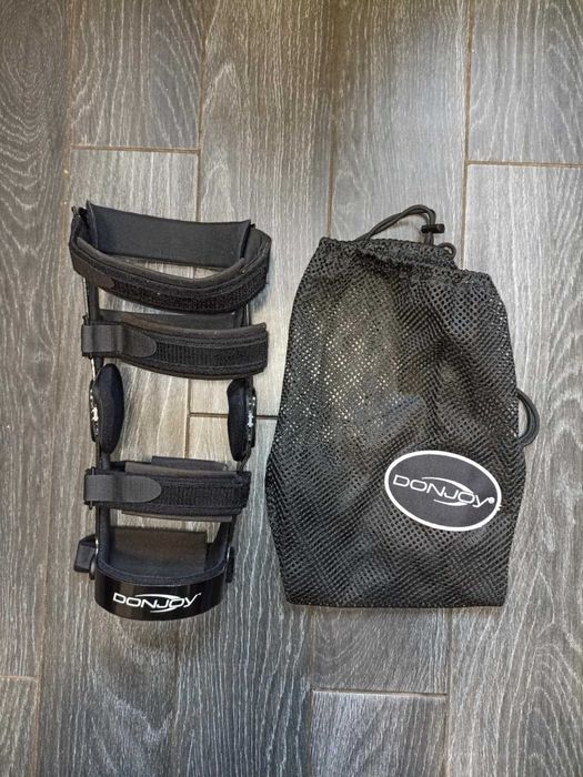 Жесткий 4-точечный коленный ортез DonJoy 4-Titude. Левый. Размер M