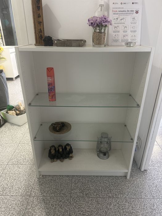 Estante billy ikea com prateleiras em vidro