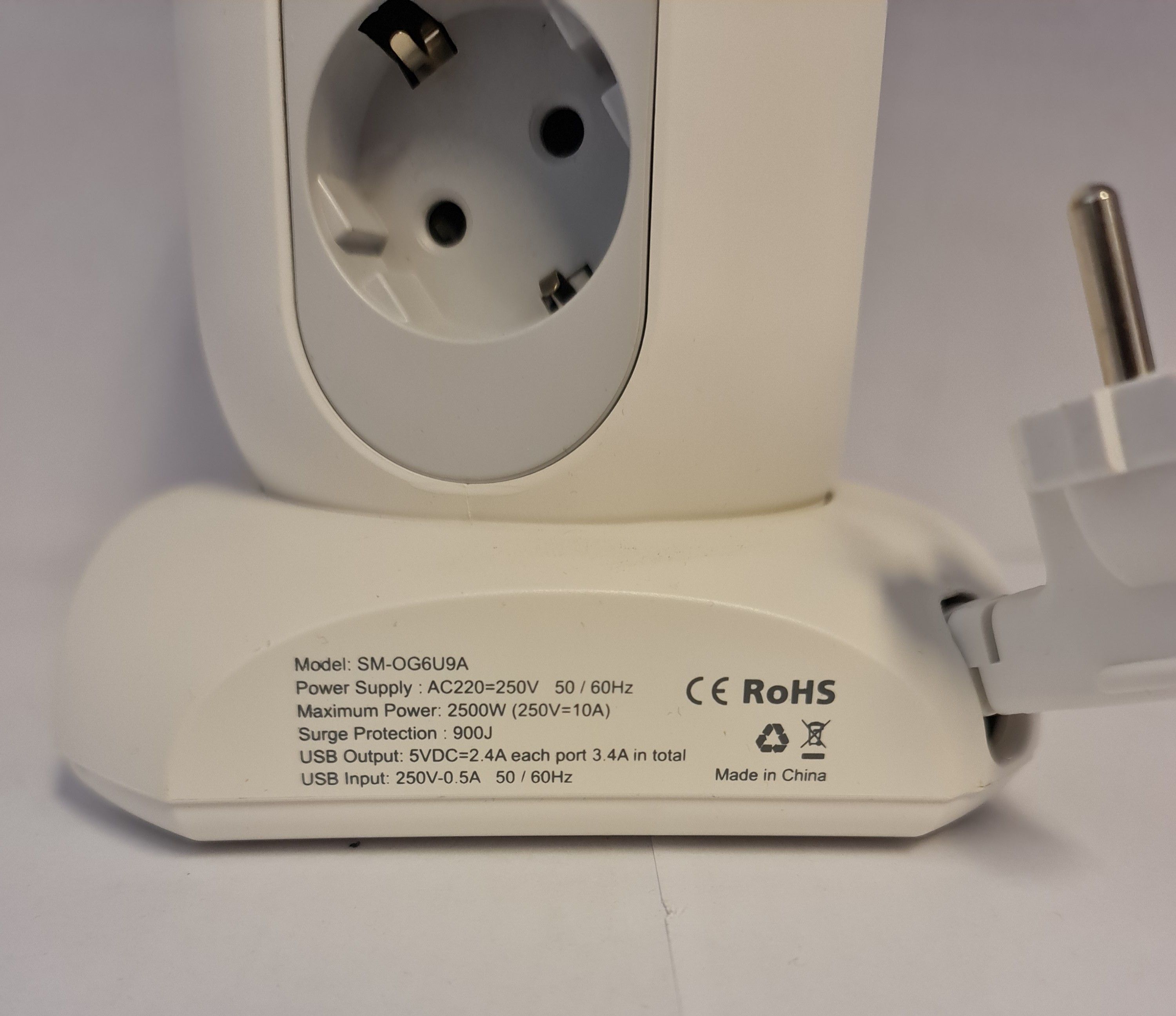FDTEK Listwa zasilająca. 3 gniazdka 230V, 4xUSB