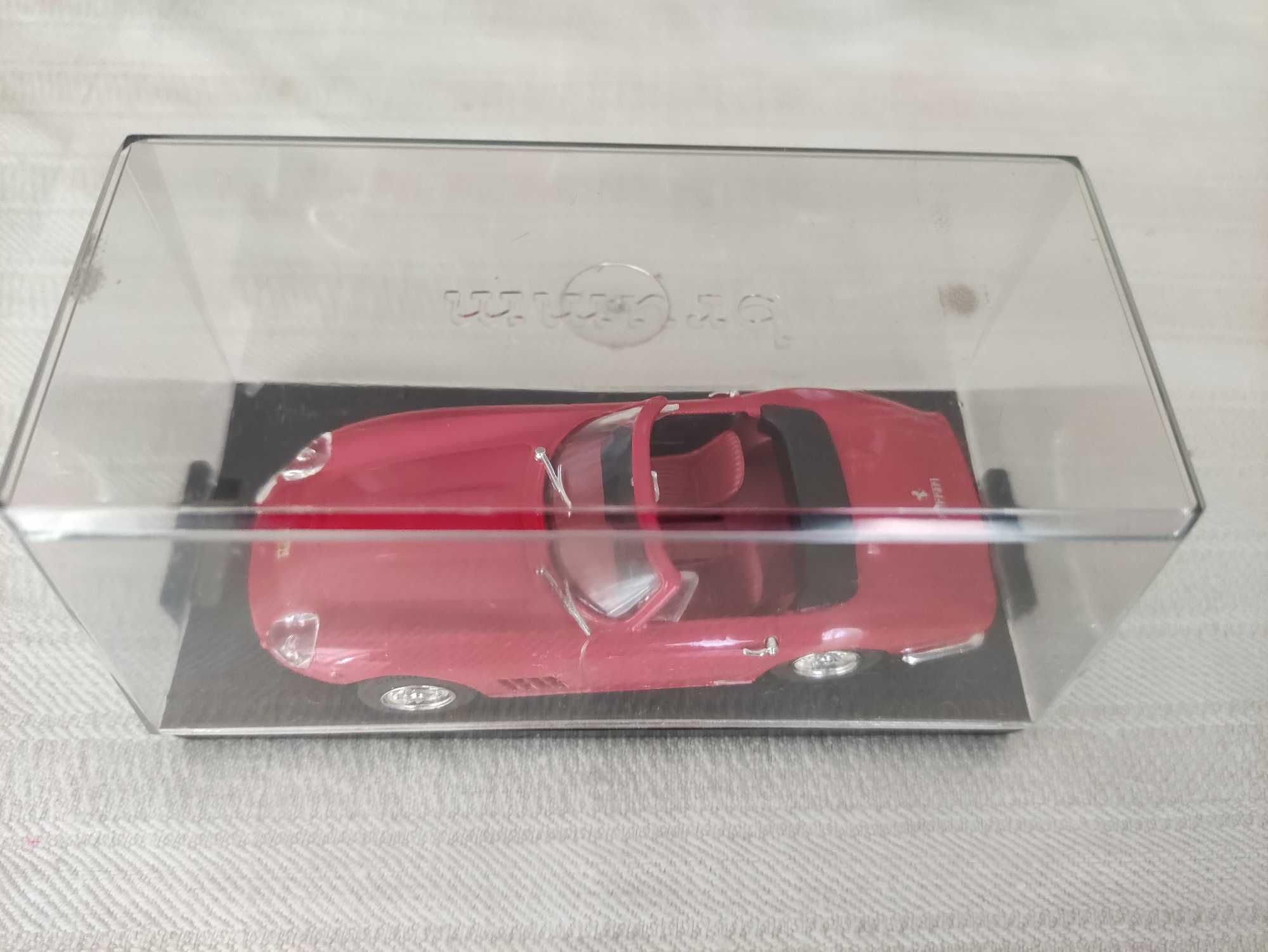 Vendo miniatura Ferrari, na escala 1:43,
marca Brumm.