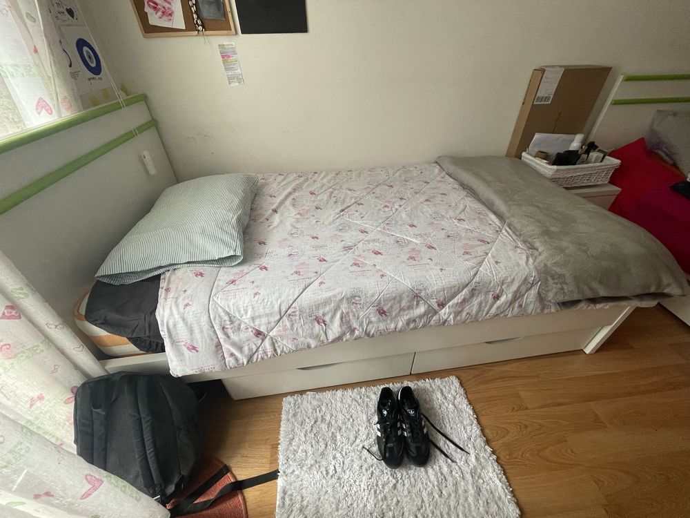 2 camas com arrumaçoes + colchoẽs de ambas