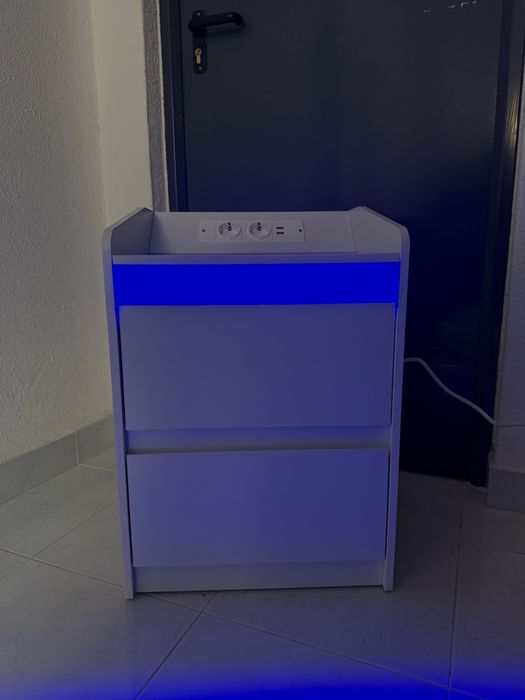 Mesa de cabeceira branca c/ tomada encastrada e LED’s