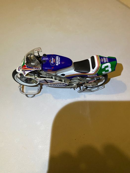 Motos para colecionar de dois tamanhos diferentes