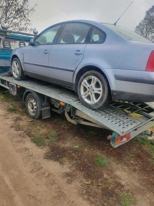 Volkswagen Passat B5 1.8 benzyna 20V 92kW sedan błękitny  na części