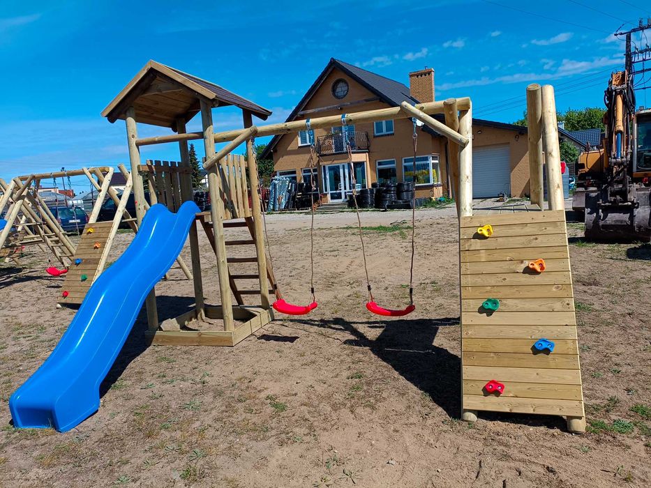 Plac zabaw dla dzieci huśtawka zjeżdżalnia piaskownica wspinaczka