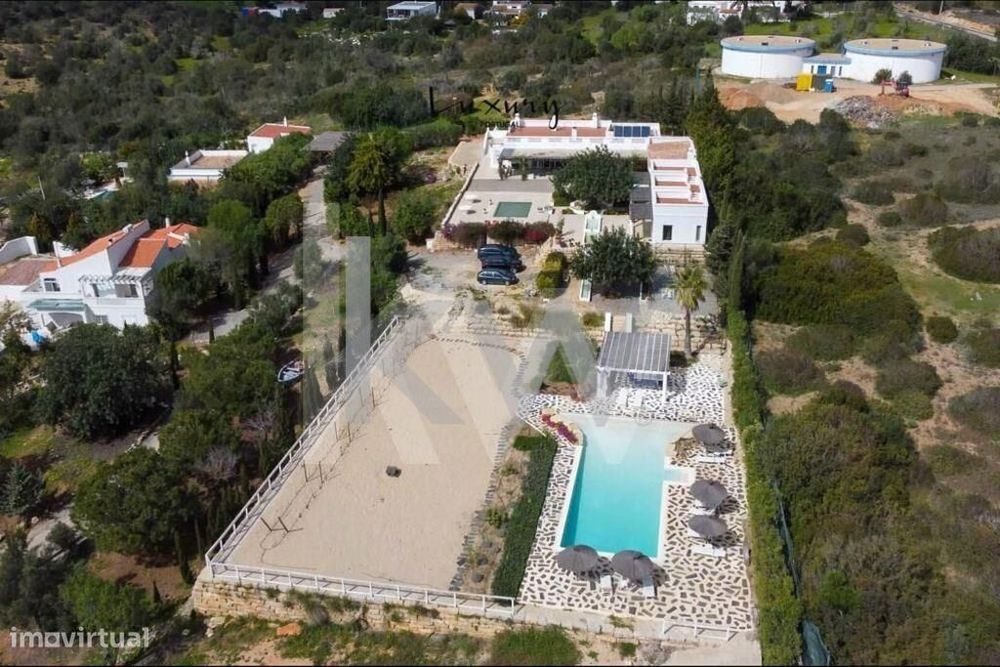 Quinta com 3 Moradias, Piscina, Campo de Ténis e Vinha  - 835m2+72.520