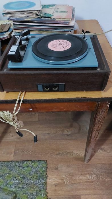 Проигрыватель виниловых пластинок.