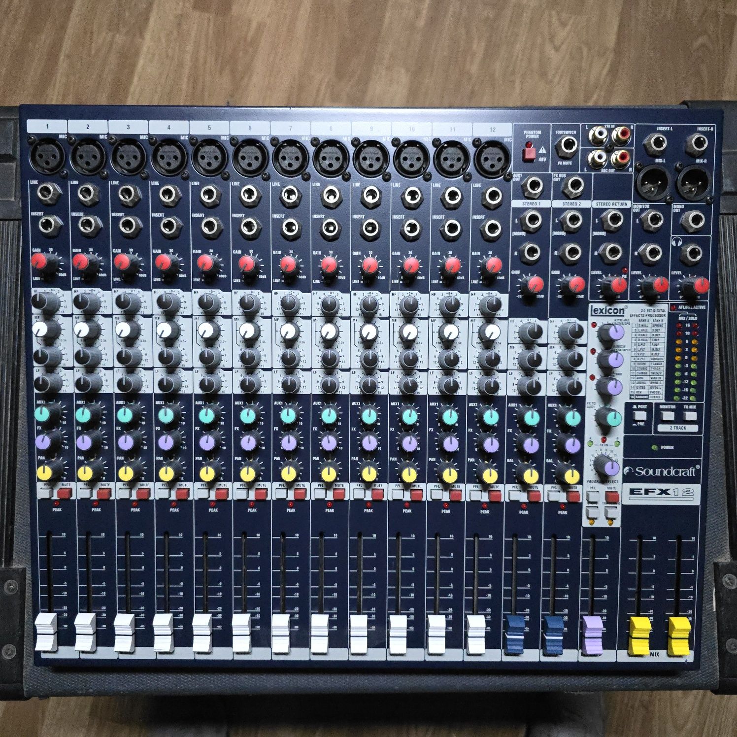Mesa de Mistura Soundcraft EFX12 Lexicon