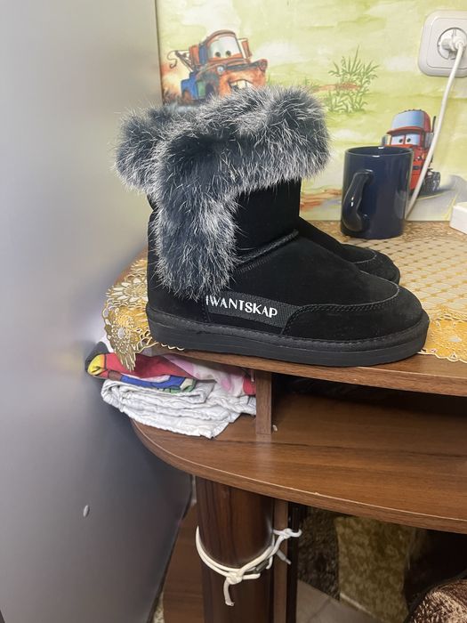 Взуття доя дівчинки