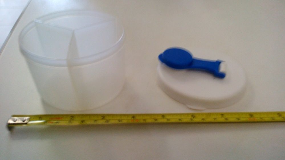 Doseador para medicamentos ou produtos alimentares tripartido