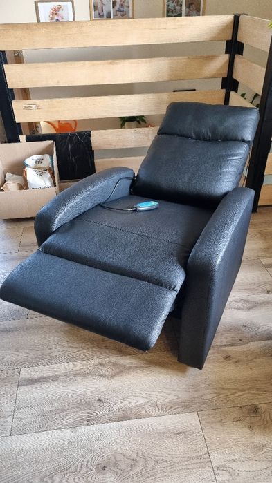 Rozkładany fotel z funkcją masażu