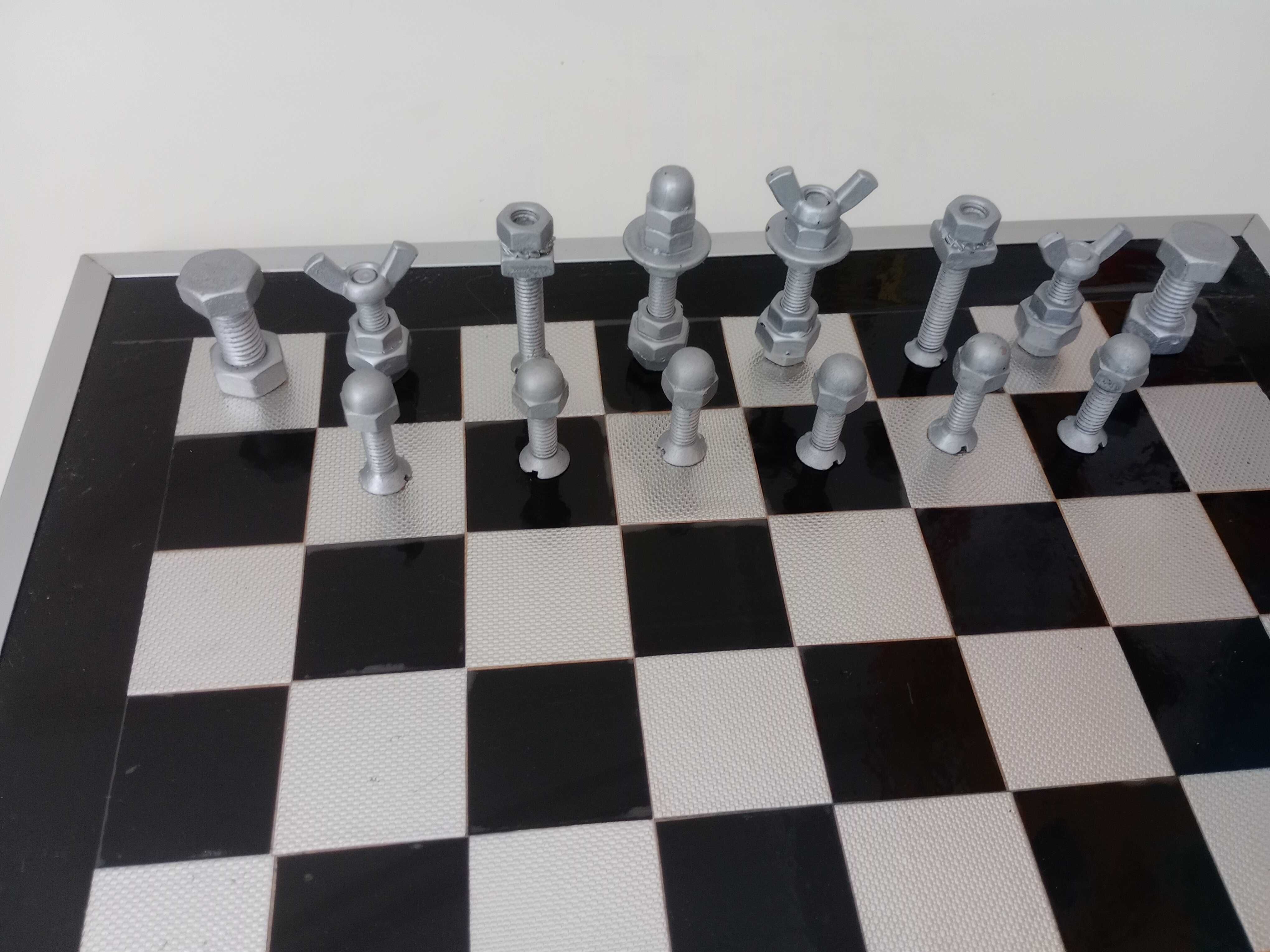 Tabuleiro de xadrez em parafusos