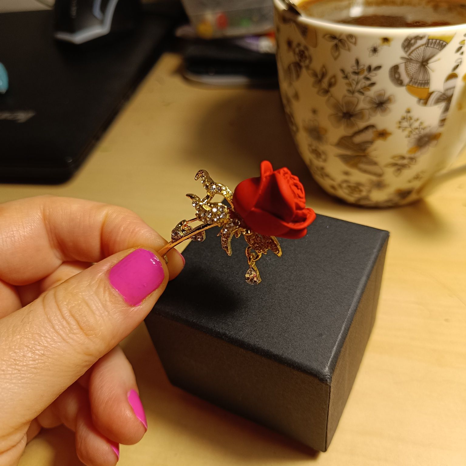 Broszka róża kryształki swarovskiego piękna Dzień Kobiet