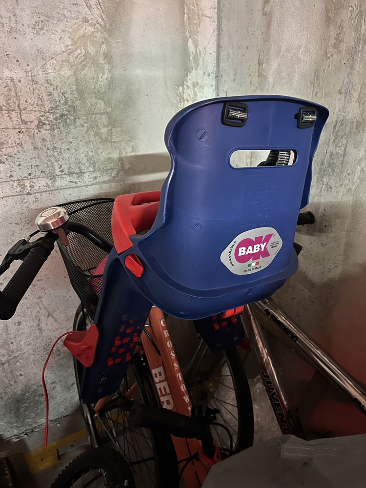 Cadeira de bebe e capacete para bicicleta