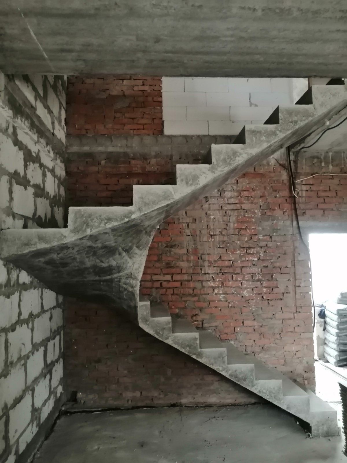 Бетонні сходи монолітні залізобетонні конструкції Бетонные лестницы