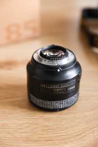Обʼєктив Nikon 85mm 1.8
