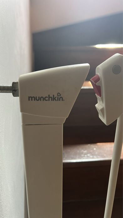 Barreira de segurança Munchkin  para criança em metal 76x82 cm branco