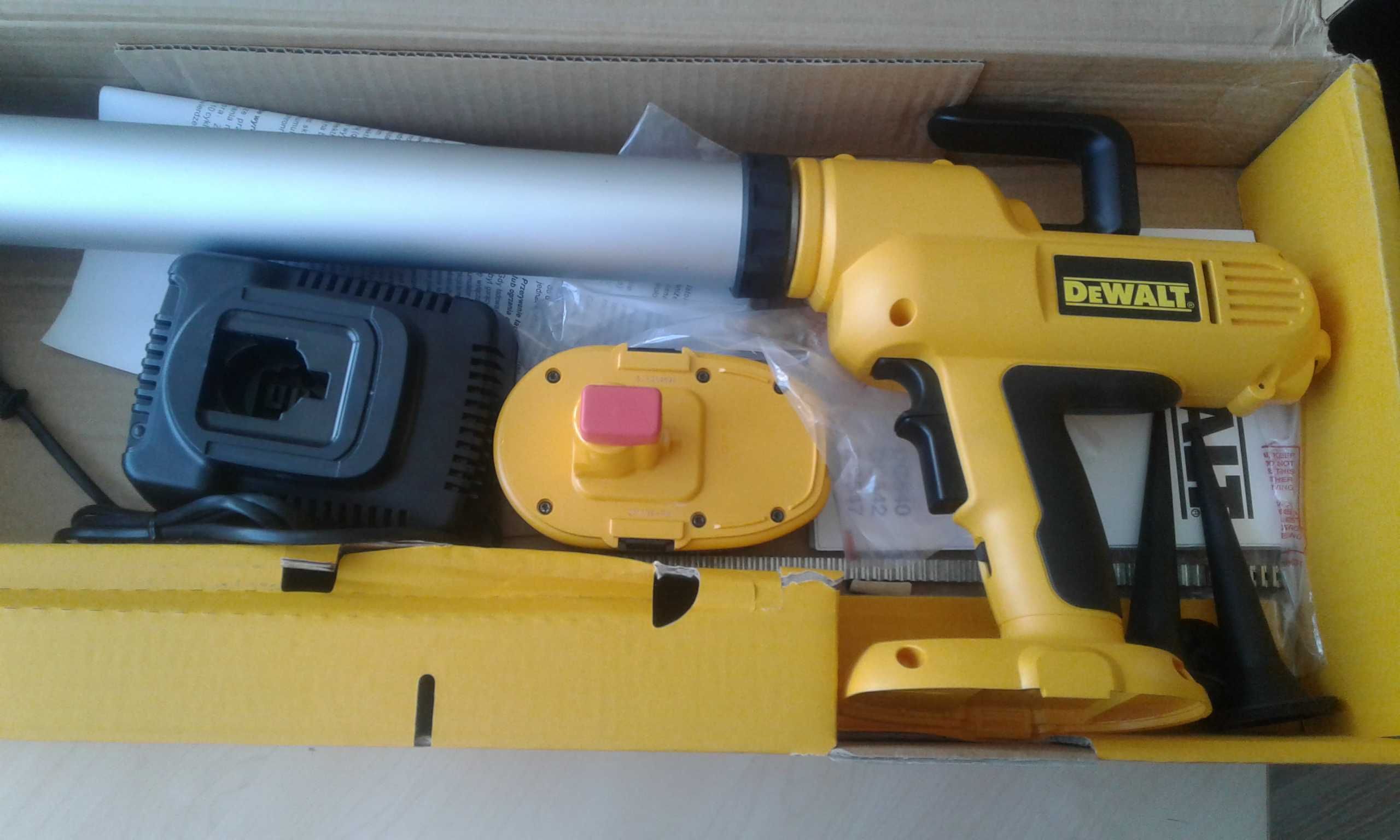 Pistolet uszczelniający akumulatorowy DeWalt DC547K + ładowarka i bate