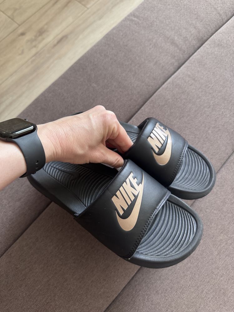 Nike жіночі фірмові шльопанці сланці оригінал найк р. 38 24-24,5 см