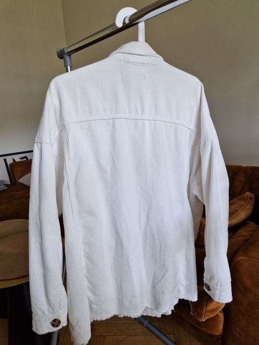 Kurtka koszula sztruksowa oversize Stradivarius M biala kremowa