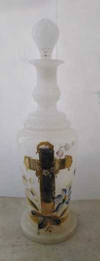Frasco de vidro leitoso com pintura dourada