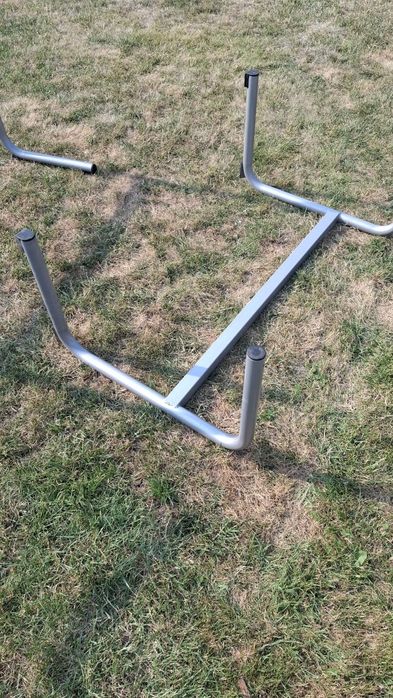 metalowy stelaż, prawdopodobnie stanowiący podstawę lub element konstr