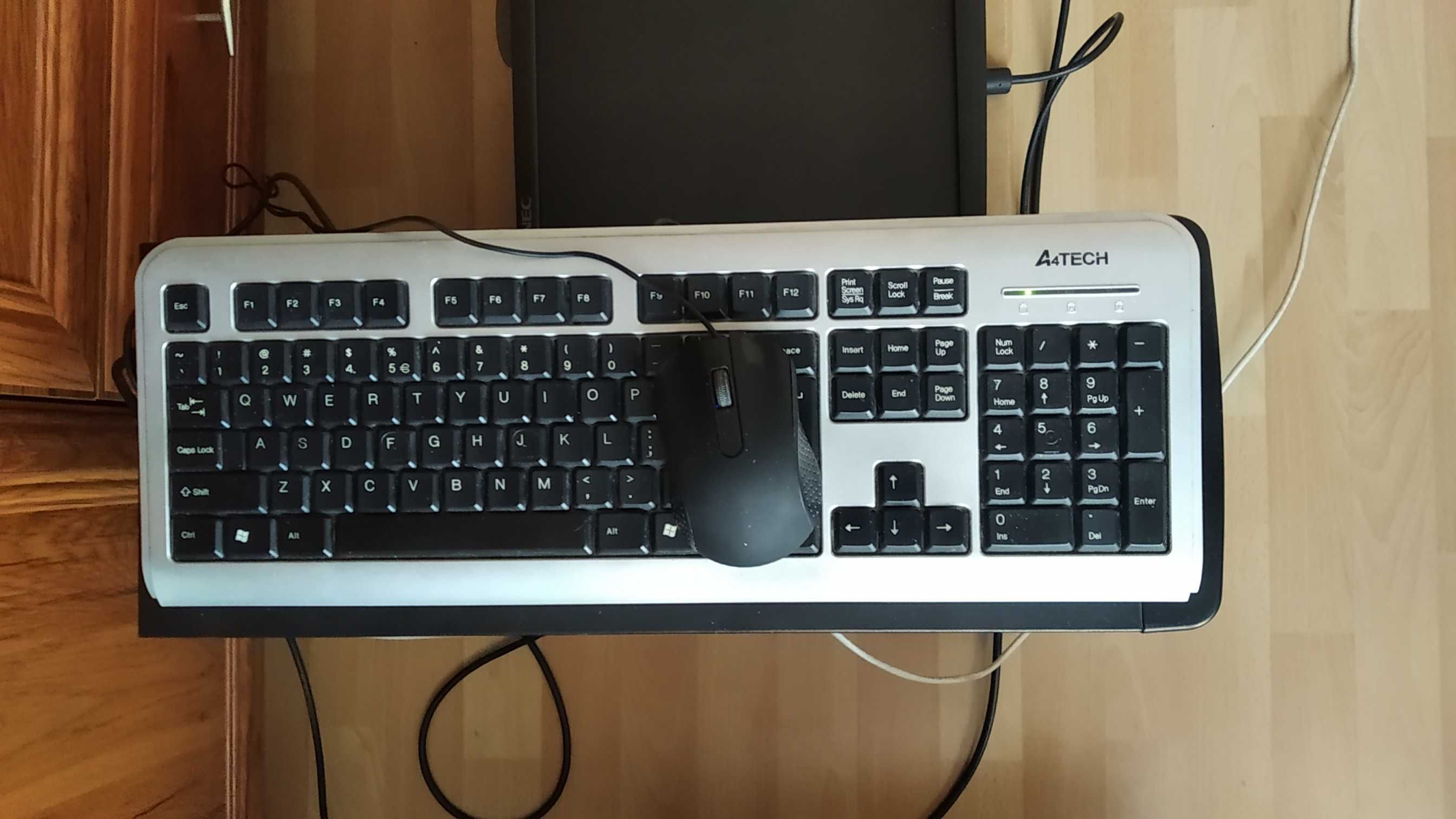 Komputer stacjonarny biurowy + monitor + klawiatura + myszka