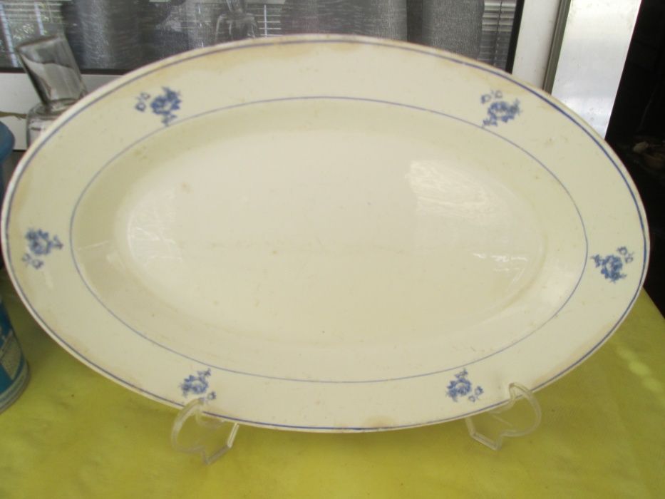 4 travessas em porcelana de Aveiro + 2 outra loiça