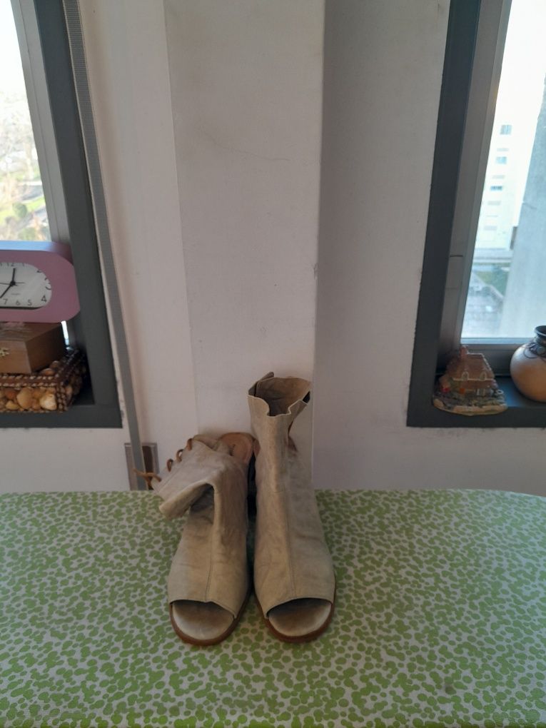 Vendo Sandálias de Senhora muito bonitas como novas